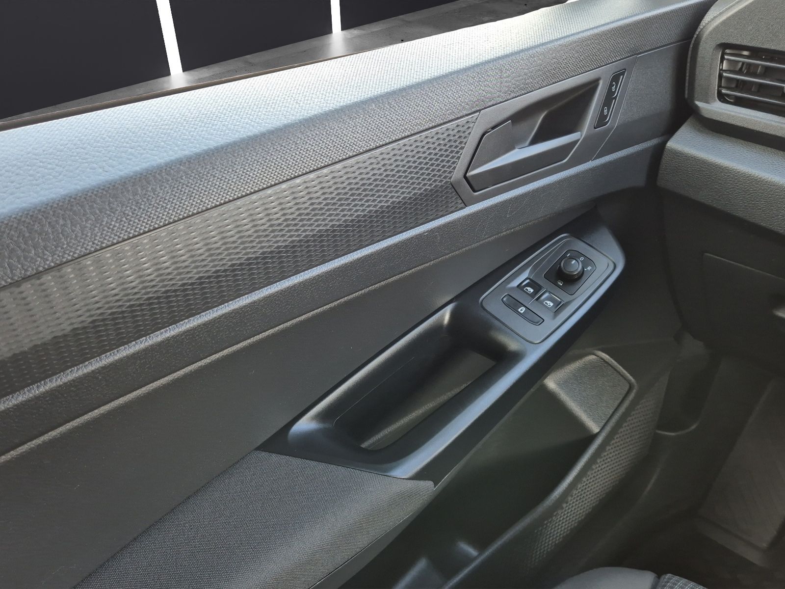 Fahrzeugabbildung Volkswagen Caddy Kombi TDI Standhzg Navi ACC PDC SHZ
