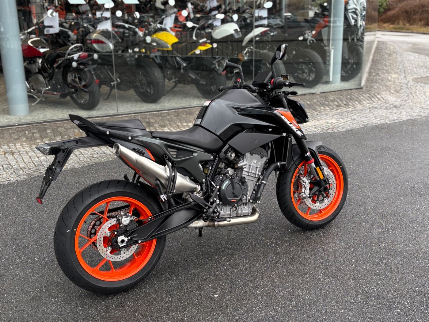Fahrzeugabbildung KTM 790 Duke Modell 2026 mitTech Pack auch in Schwar