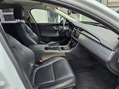 Fahrzeugabbildung XF AWD Automatik