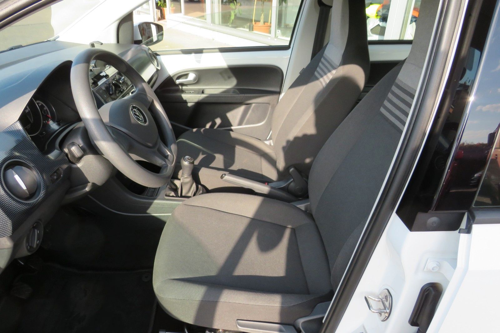 Fahrzeugabbildung Volkswagen up!  SITZHEIZUNG KLIMA 4-TÜREN NEBEL GJ 1.H