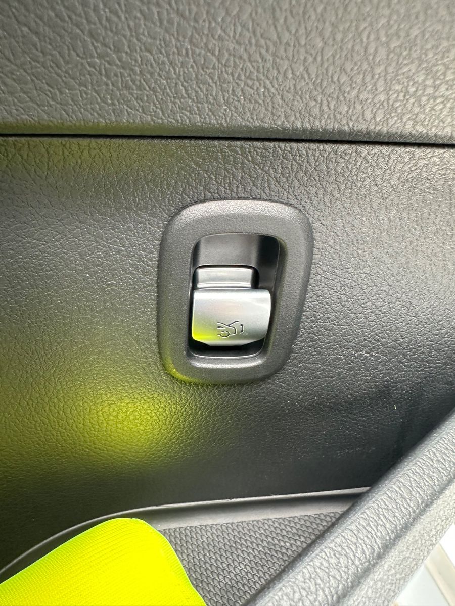 Fahrzeugabbildung Mercedes-Benz C 220 d T 4Matic AMG-Line NAV+LED+AHK+DISTRONIC