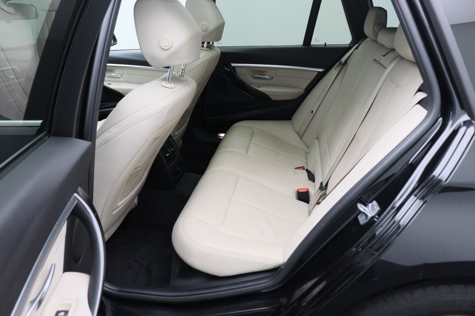 Fahrzeugabbildung BMW 320d Touring Luxury Leder AHK ACC Panorama