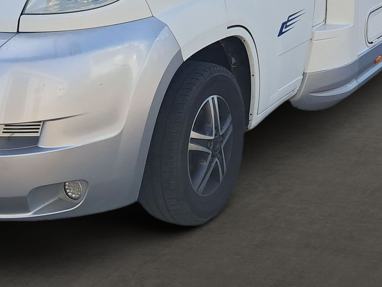 Fahrzeugabbildung Eura Mobil Terrestra TI 660HB Markise,Fahrradträger,TV