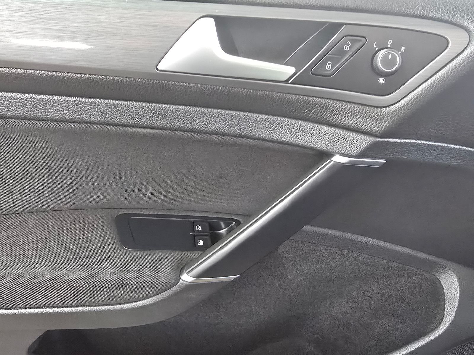 Fahrzeugabbildung Volkswagen Golf VII +Kamera+PDC+LED+Navi+Borbet Alu18``