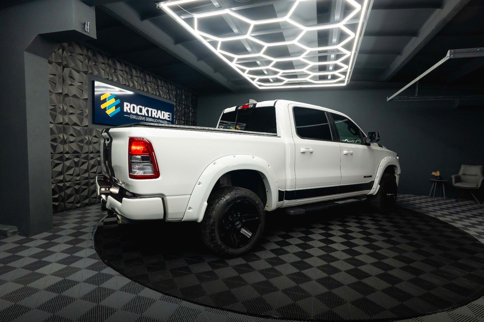 Fahrzeugabbildung Dodge RAM 5.7 V8 HEMI 4x4 LPG Offroad  Night-Paket