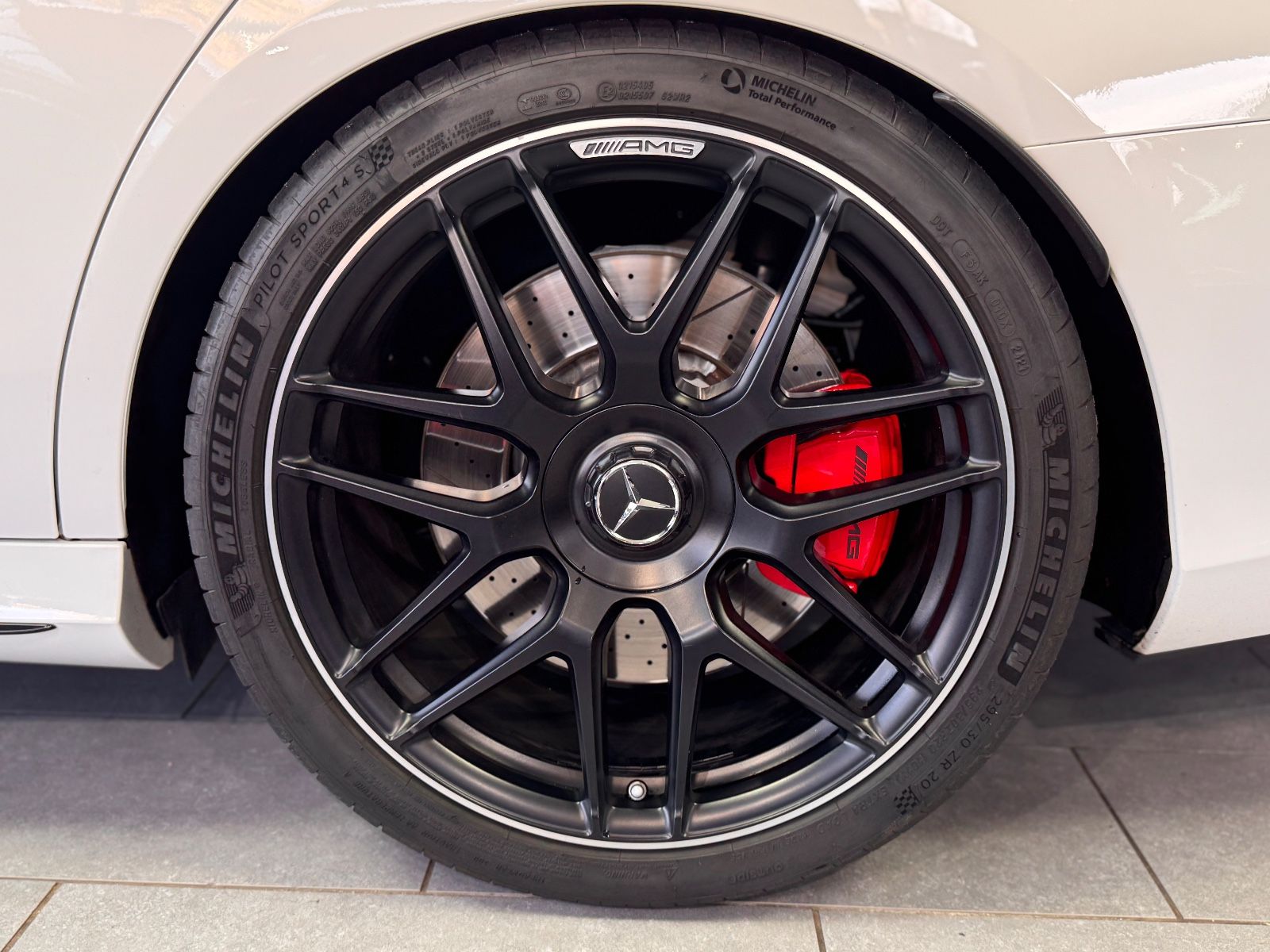 Fahrzeugabbildung Mercedes-Benz E 63 S AMG 4Matic+|AMG DRIVER|BURMESTER|TV|VOLL