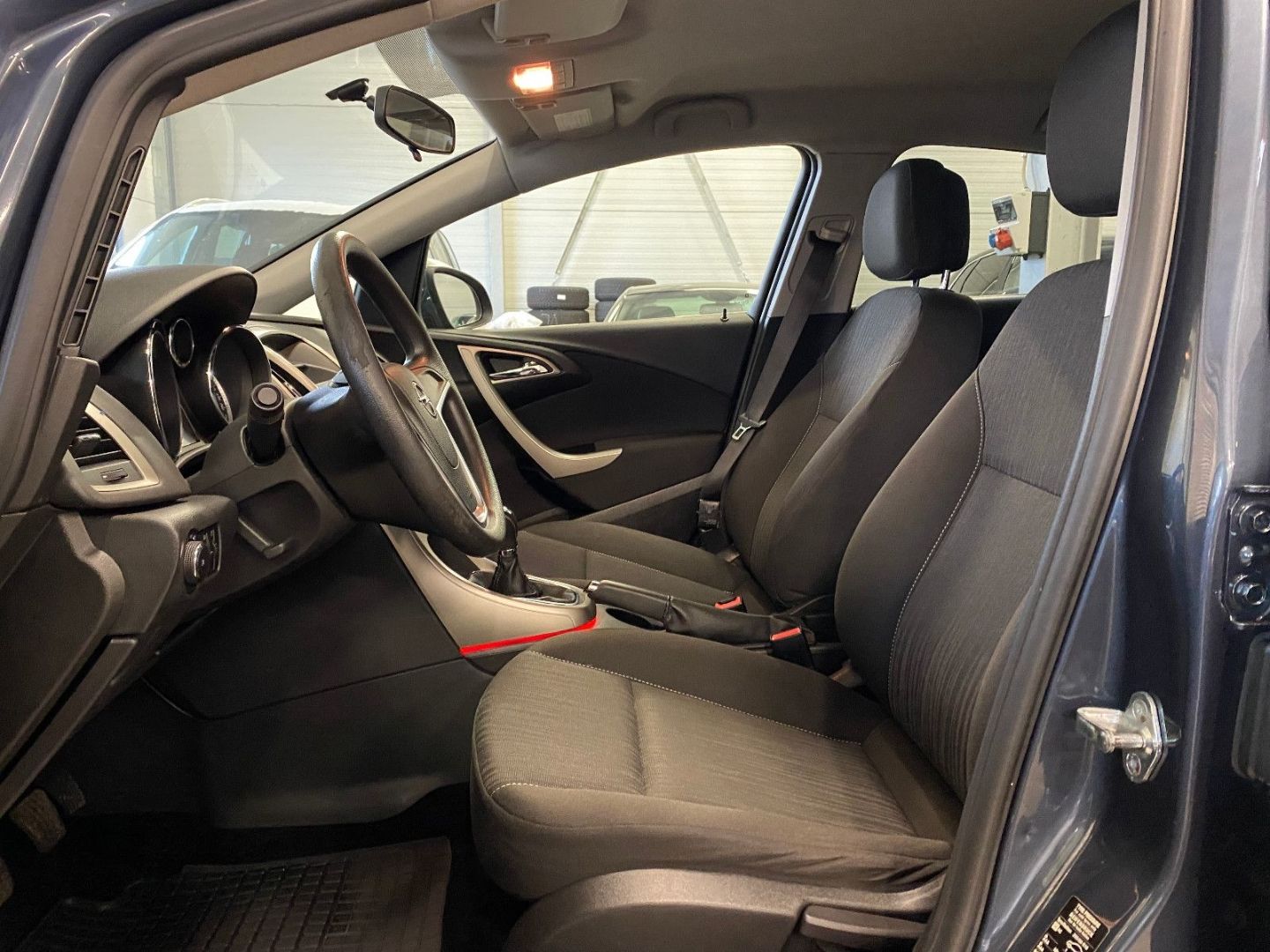 Fahrzeugabbildung Opel Astra J Lim. 5-trg. Edition AHK Klima