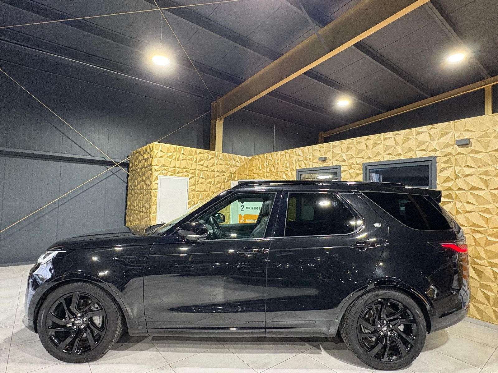 Fahrzeugabbildung Land Rover Discovery 5 R-Dynamic SE AWD/7-SITZER/360''KAM