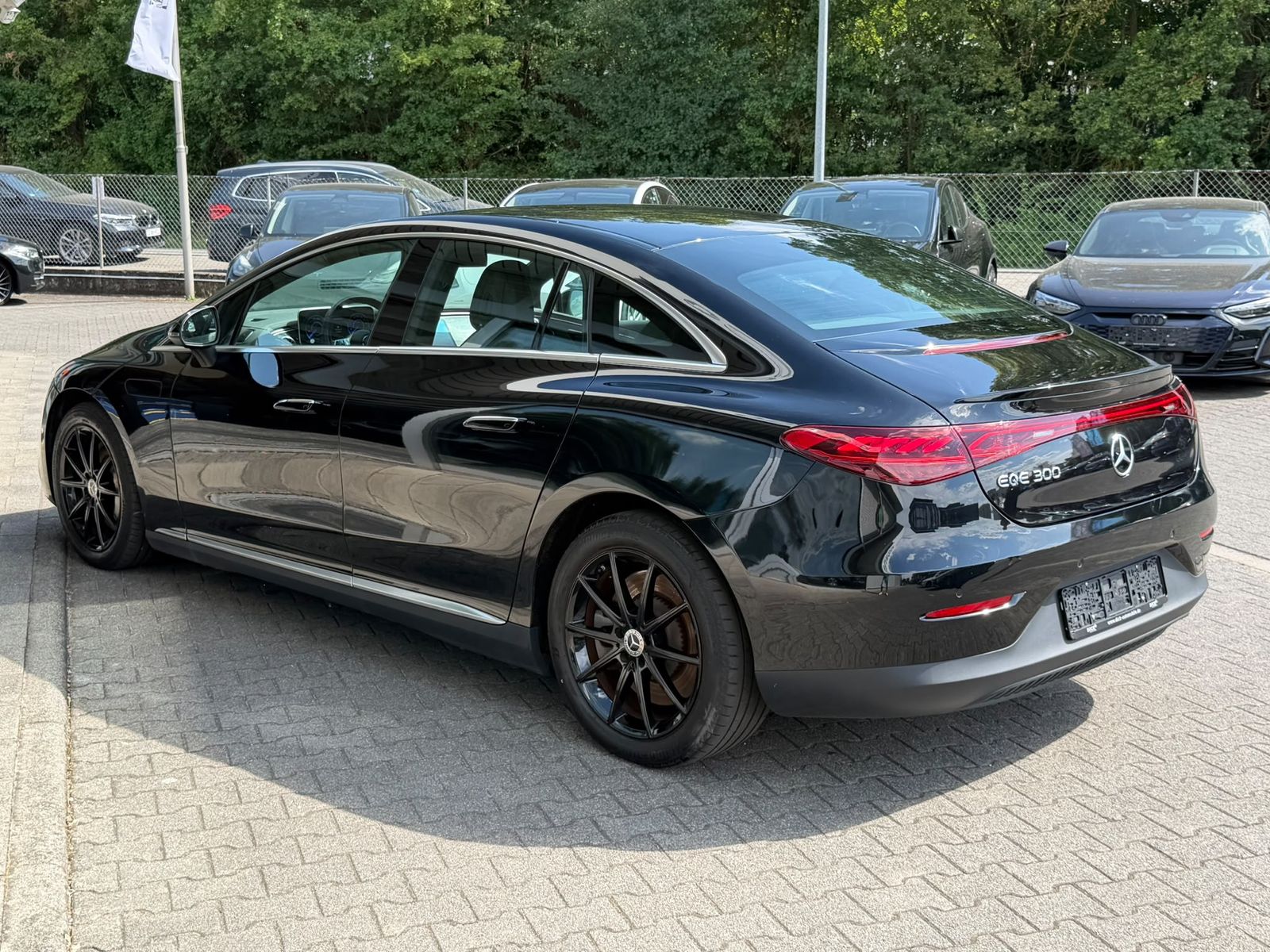 Fahrzeugabbildung Mercedes-Benz EQE 300 Advan WIDES+LEDER+LED+STNDHZ+NAVI+KAM+
