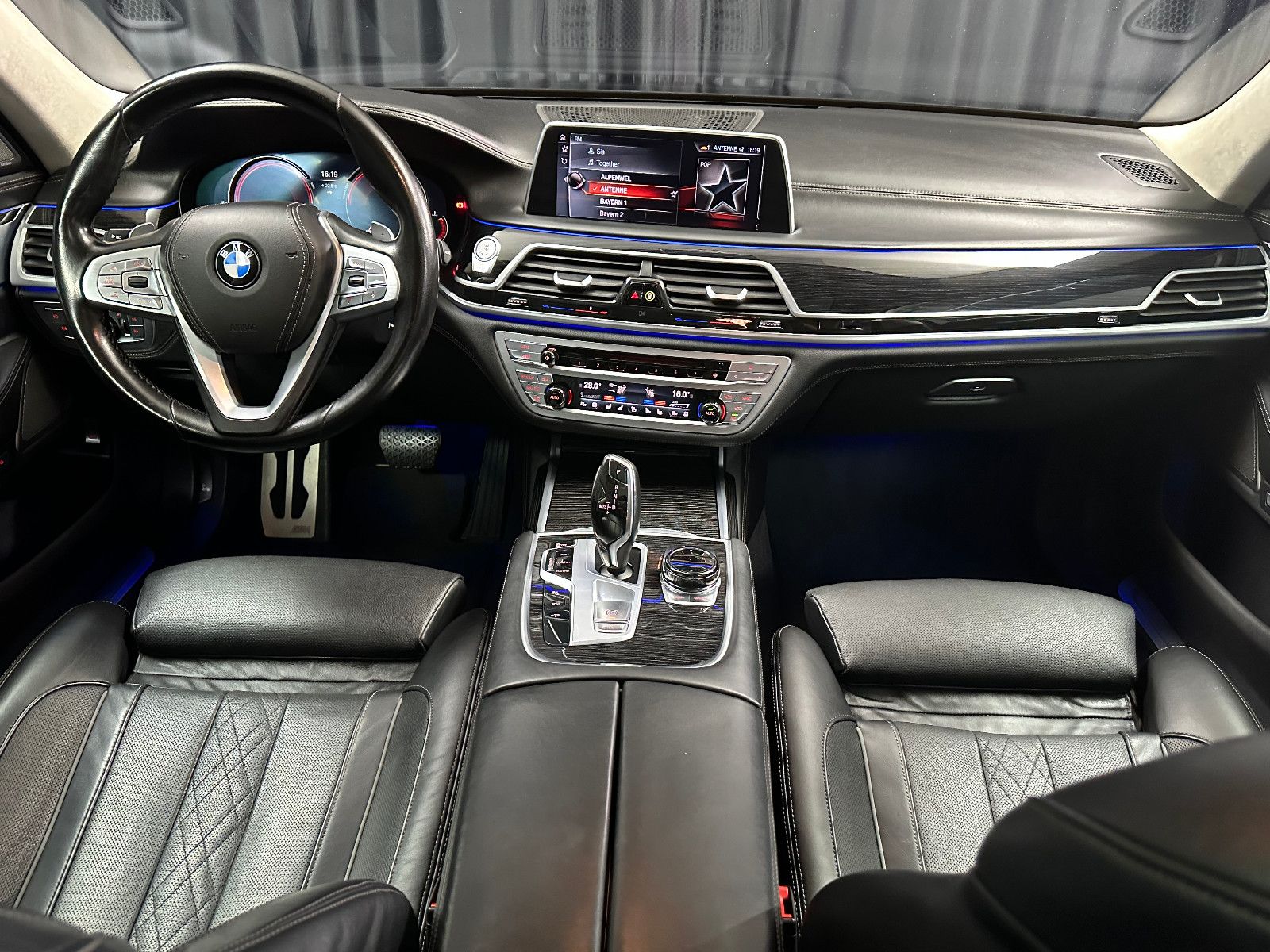 Fahrzeugabbildung BMW 750d*M-PAKET*REMOTE-PARK*MASSAGE*STANDHEIZ*VOLL