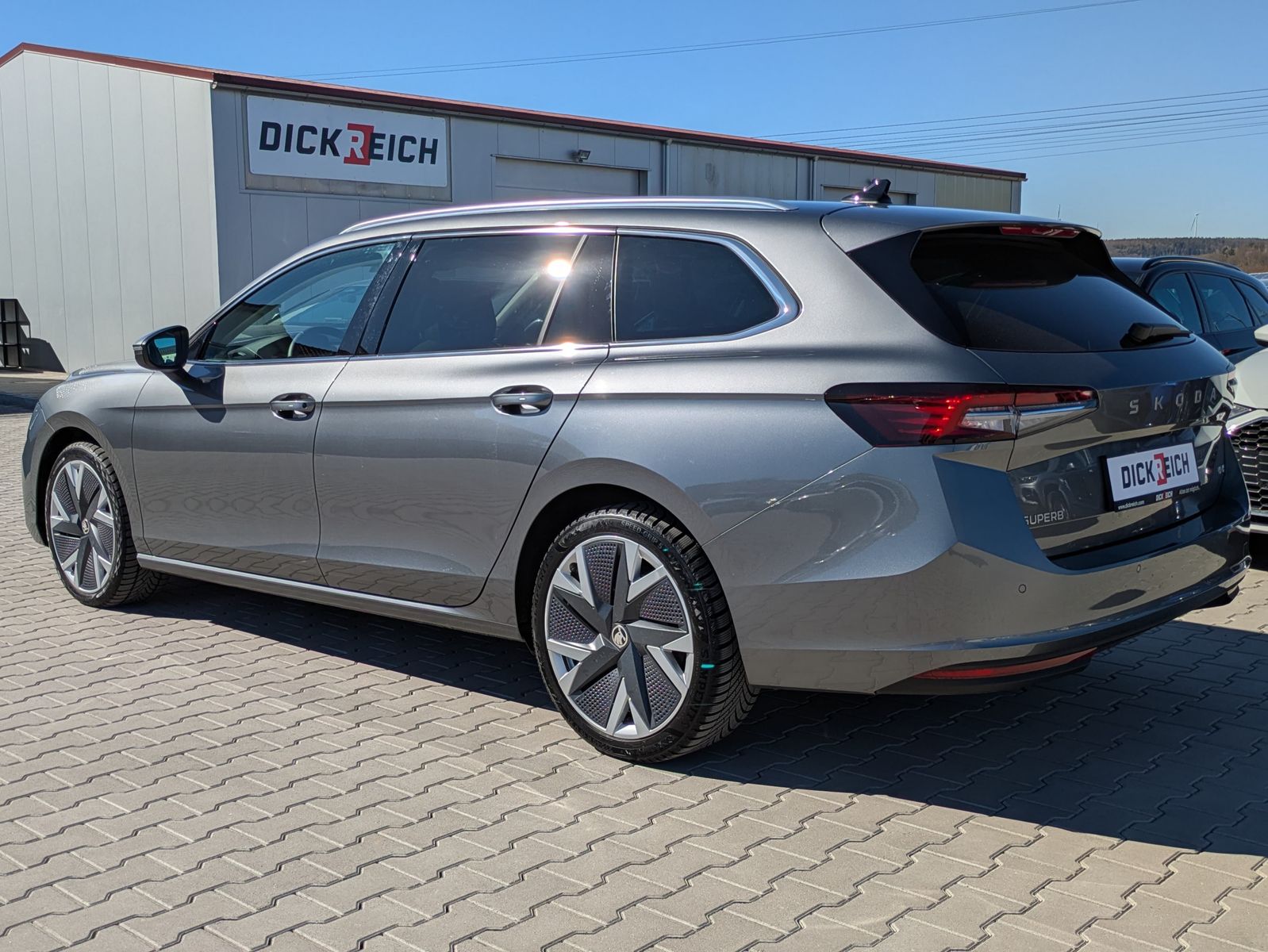 Fahrzeugabbildung SKODA Superb 2.0 TDI 4x4 Selection MATRIX*AHK*PANO*19"