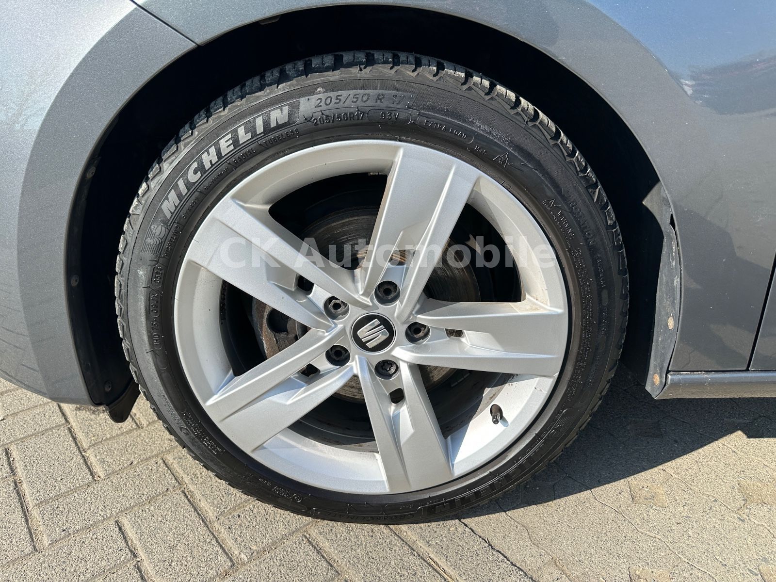 Fahrzeugabbildung SEAT Leon ST 1.5 TSI FR/Navi/Klima/LED/Tempomat/PDC