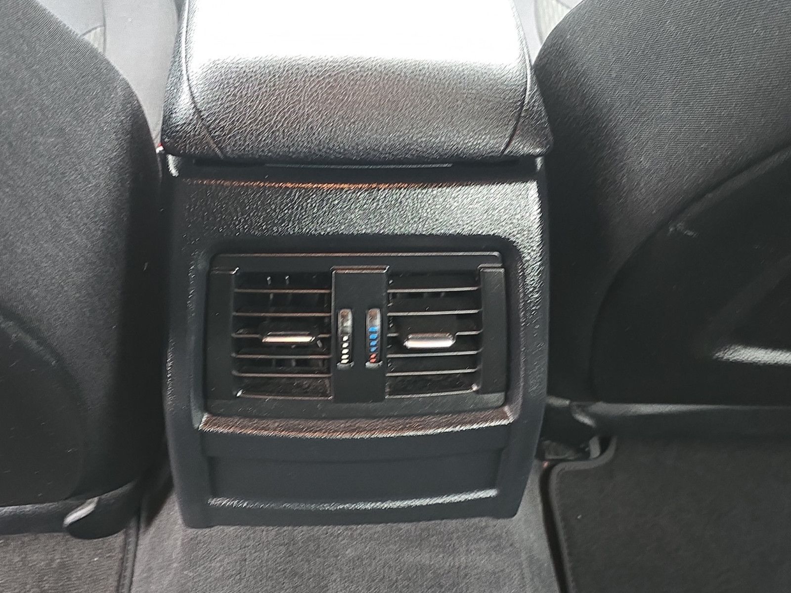 Fahrzeugabbildung BMW 320 i+NAVI BUSINES+PDC+SHZ