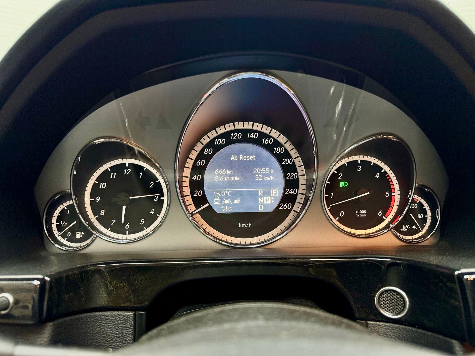 Mercedes-Benz E300 2010 — photo 9