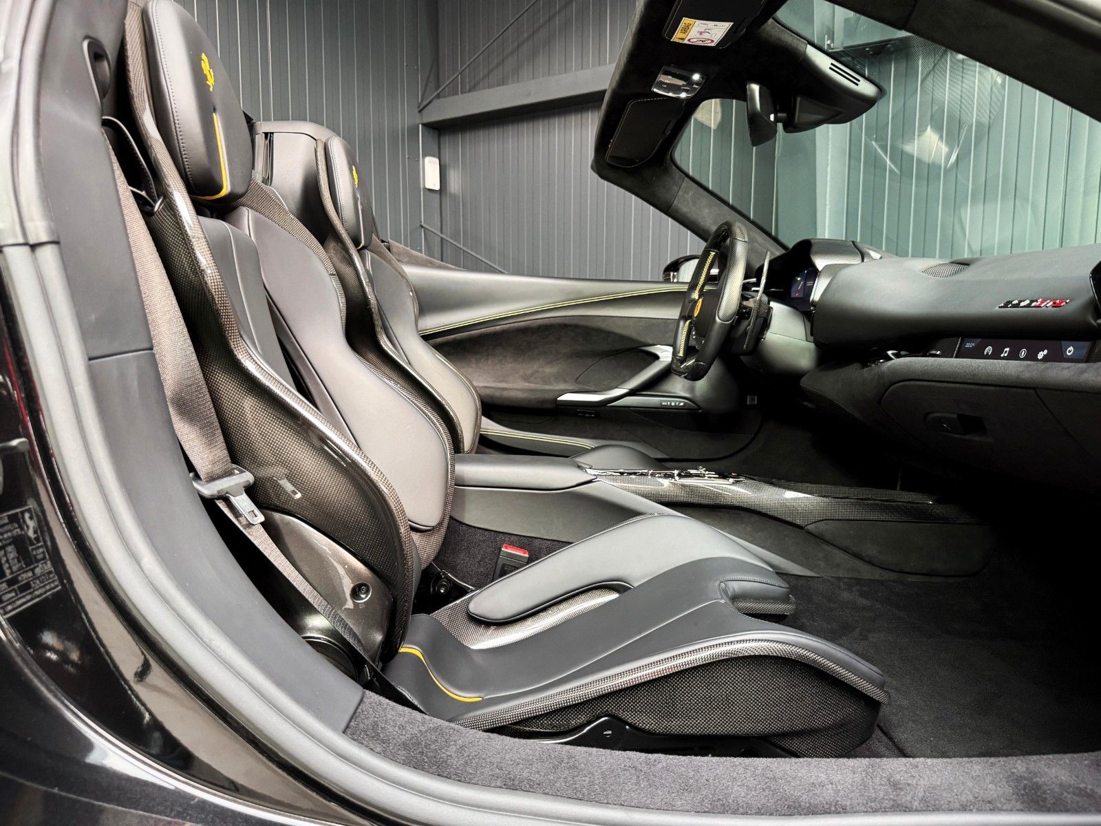 Fahrzeugabbildung Ferrari 296 GTS + Nero Extracampione + Racing Seats