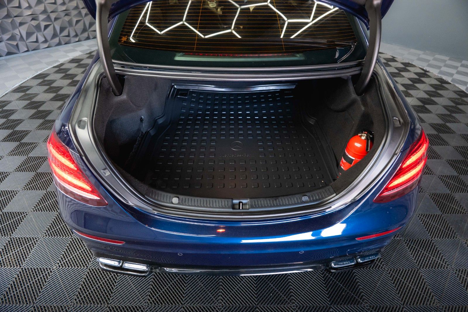 Fahrzeugabbildung Mercedes-Benz E 63 AMG 4Matic+ Night-Paket Drivers Package LED