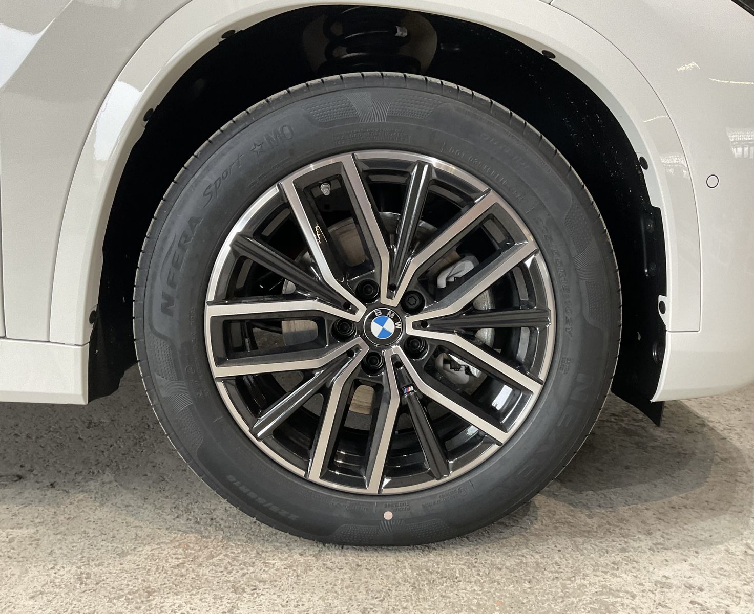 Fahrzeugabbildung BMW iX1 eDrive20 Komfortzugang, Head-Up-Display, AHK