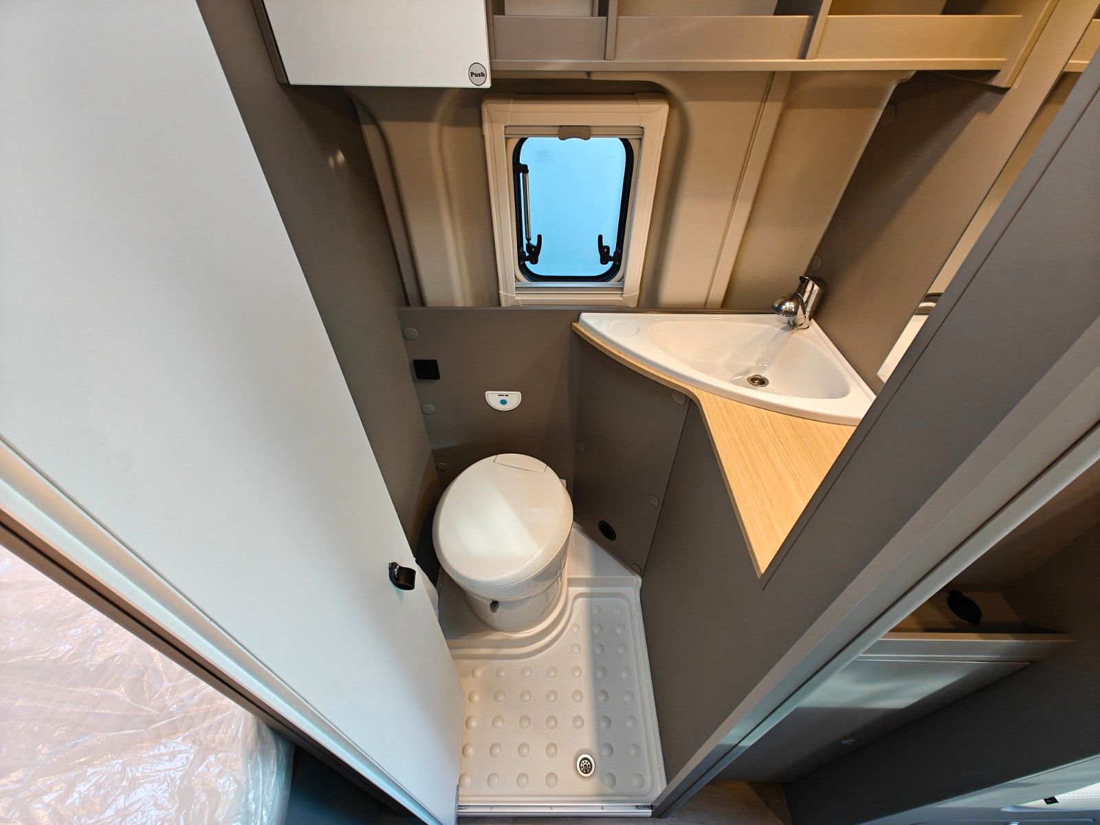 Fahrzeugabbildung LMC Innovan 600 - 603 70 Jahre Modell - SALE! -