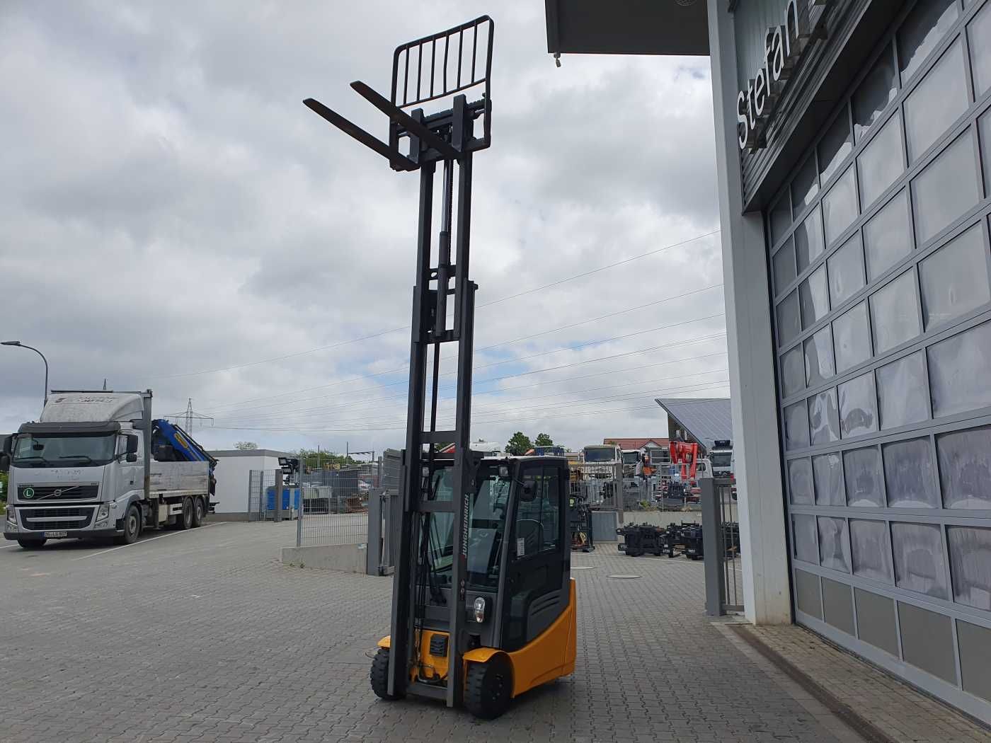 Fahrzeugabbildung Jungheinrich EFG 215 / Triplex: 4.25m! / SS /  4.297h!