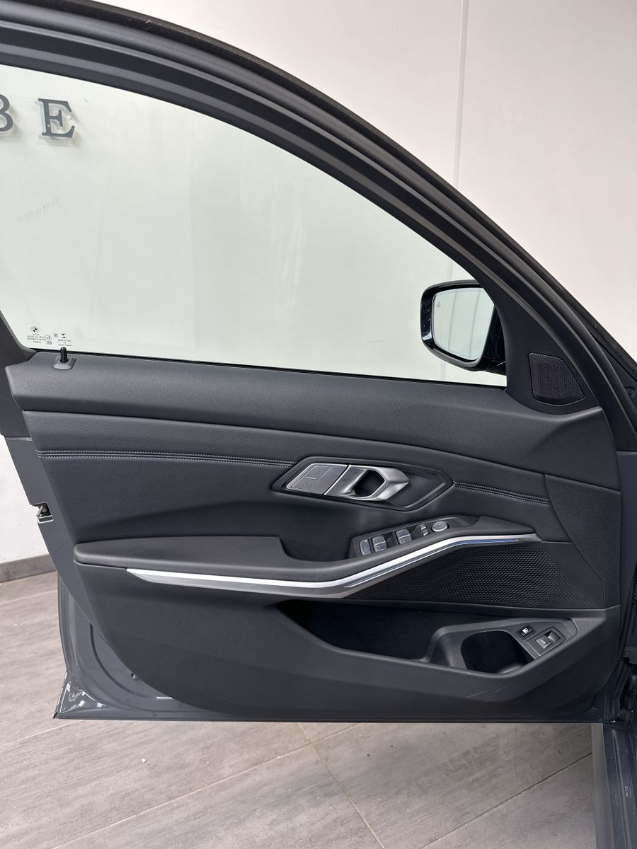 Fahrzeugabbildung BMW 330e Touring xDrive M-Sport NAV+LED+PANO+AHK+SHZ
