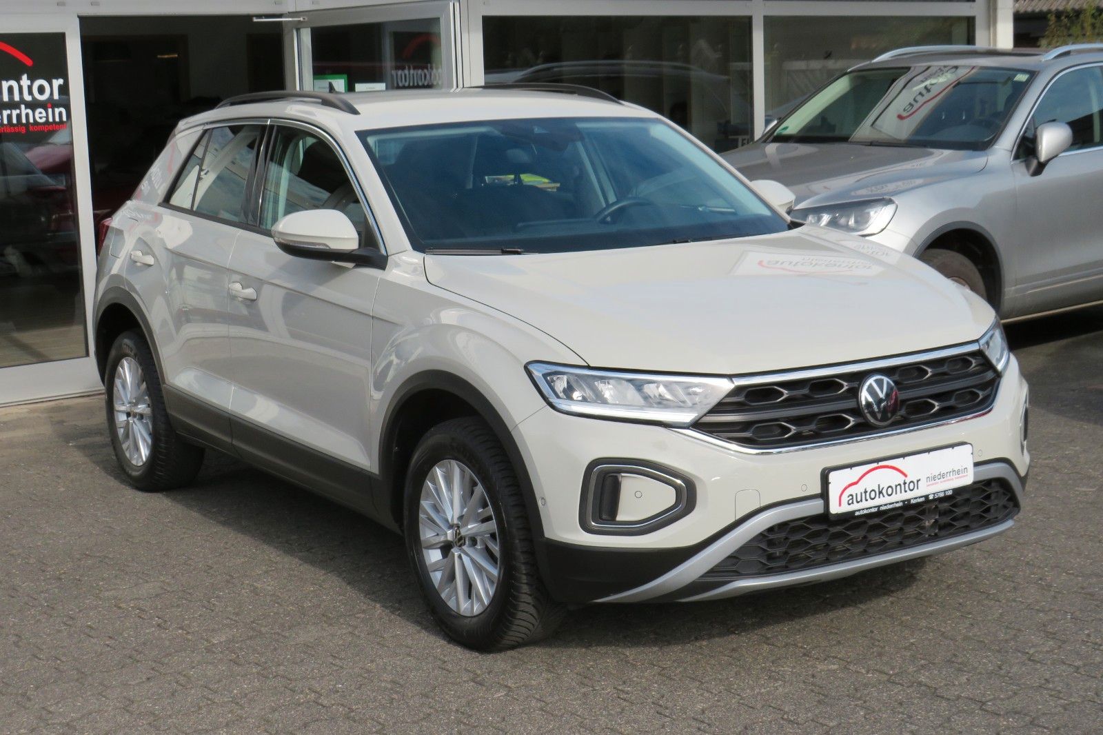 Fahrzeugabbildung Volkswagen T-Roc Life DSG AHK NAVI SITZH. APP-CON. LED 1Hd