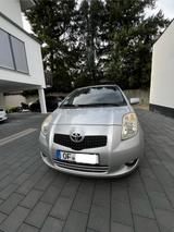 Toyota Yaris 1,3-l-VVT-i Cool Cool - Toyota Yaris Gebrauchtwagen in Frankfurt