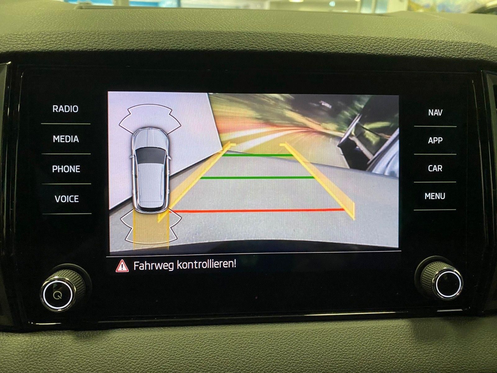 Fahrzeugabbildung SKODA Karoq 1.5l TSI DSG Sportline+NAVI+MATRIX+AHK+18"