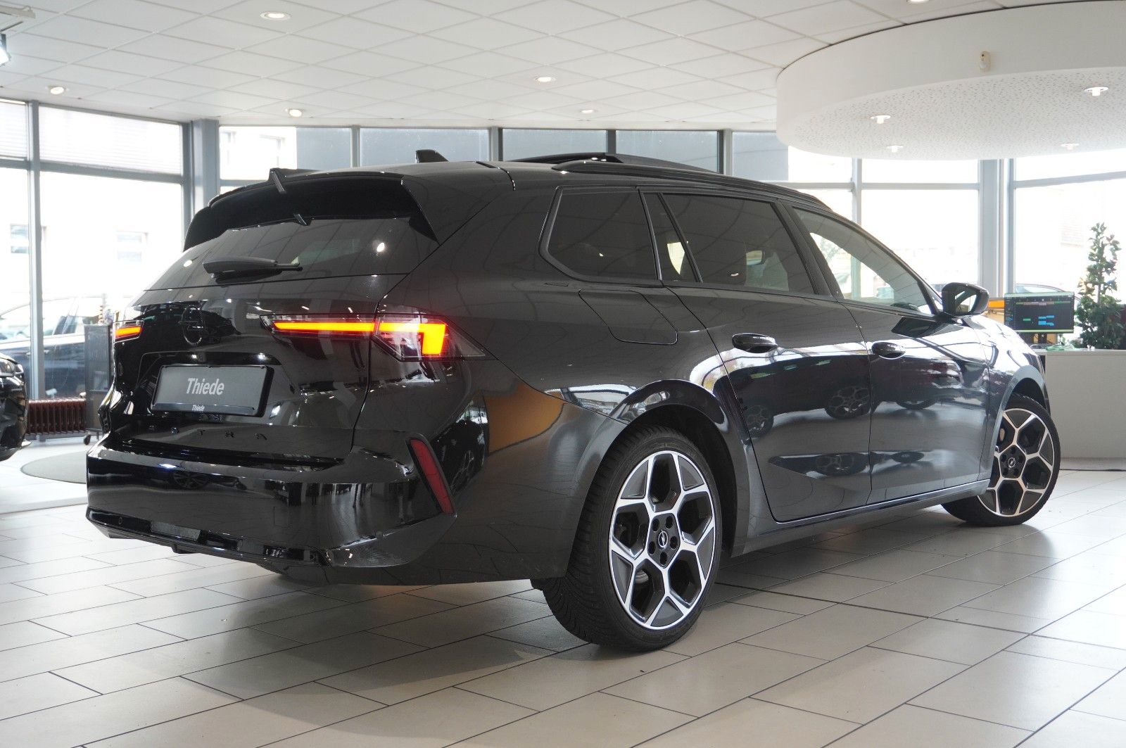 Fahrzeugabbildung Opel Astra L ST 1.2T ULTIMATE NAVI/LED/360°/PANO/DAB+