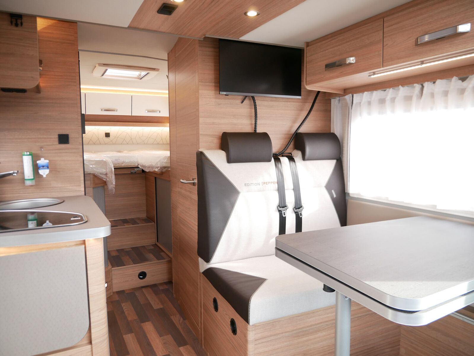 Fahrzeugabbildung Weinsberg CaraCompact Suite MB EDITION PEPPER 640 MEG AHK
