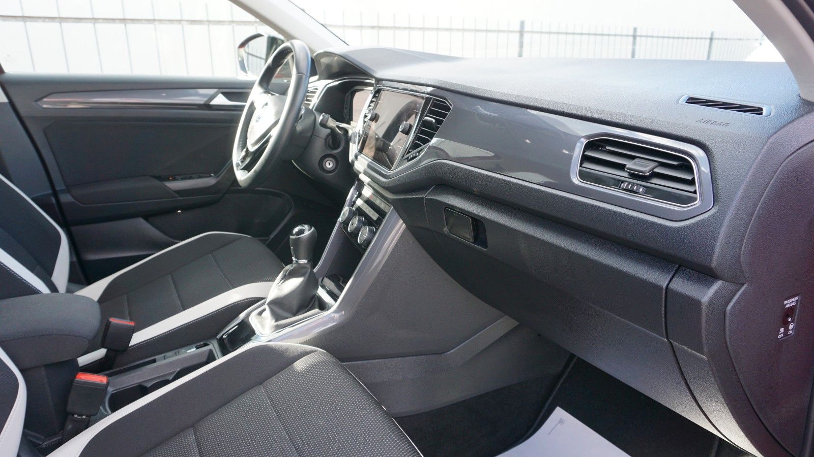 Fahrzeugabbildung Volkswagen T-Roc Sport, Sport Fahrwerk, Navi, Kamera, WR