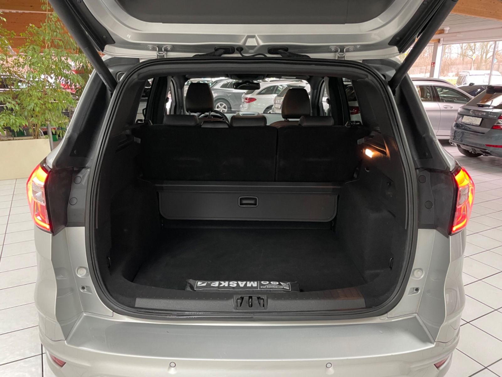 Fahrzeugabbildung Ford Kuga ST-Line AWD Allrad LED
