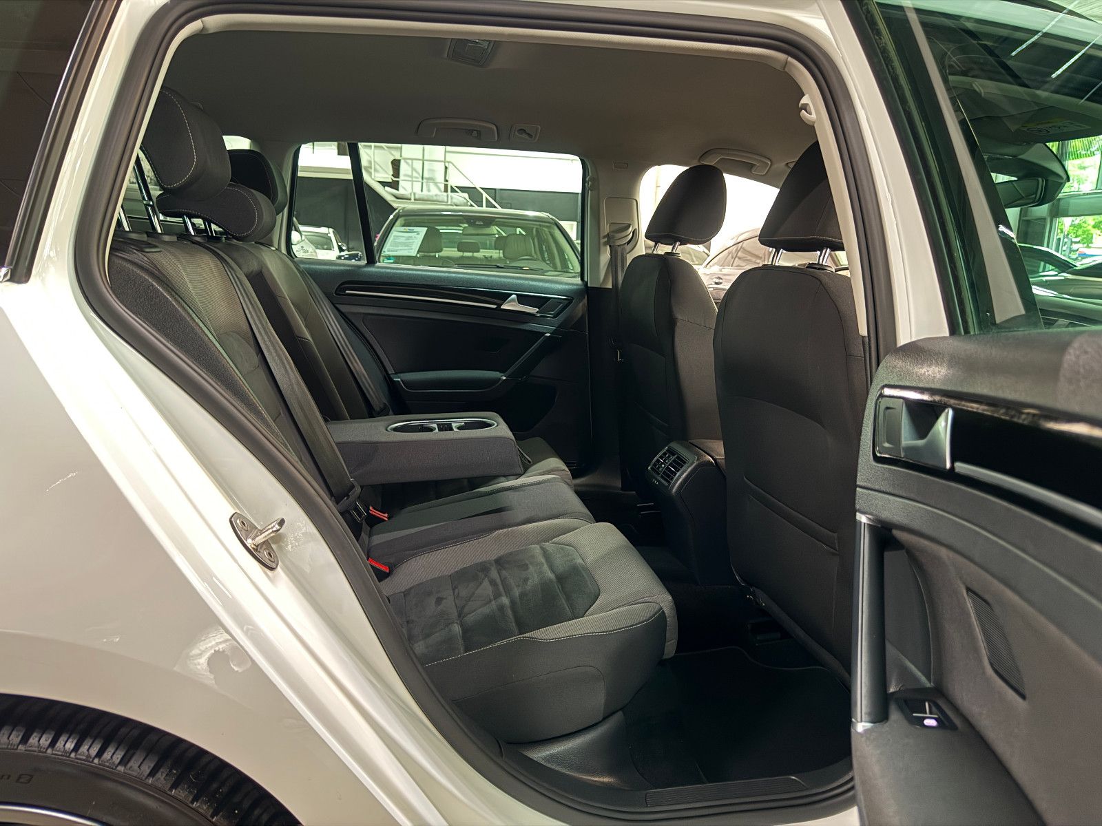 Fahrzeugabbildung Volkswagen Golf VARIANT 2.0 TDI DSG R-LINE SPORTPAKET VOLL