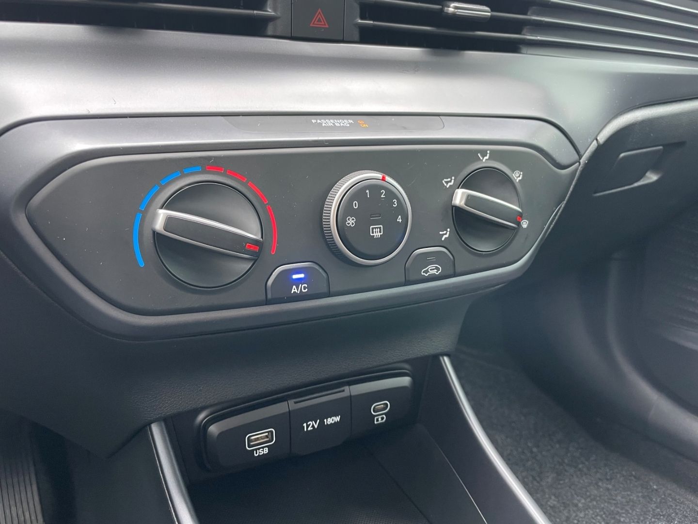 Fahrzeugabbildung Hyundai i20 Select Verkehrszeichenerk SpurhalteAss Navi