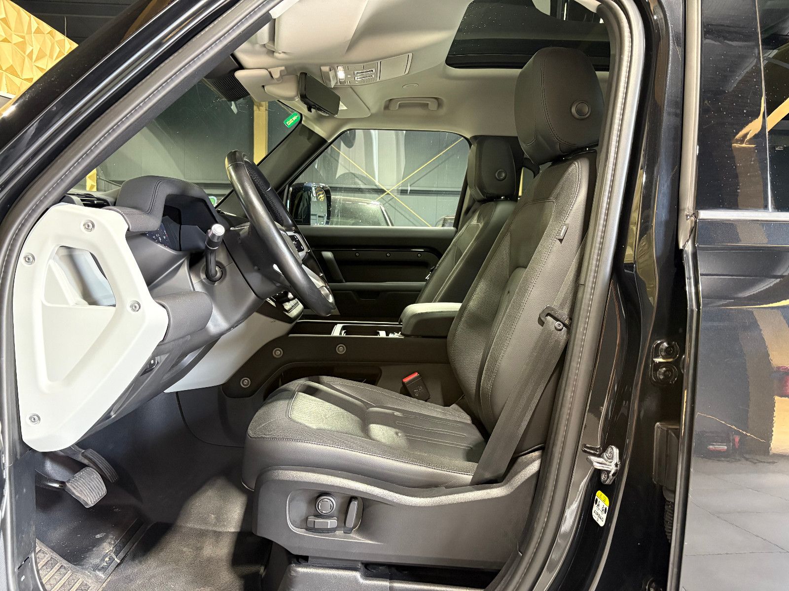 Fahrzeugabbildung Land Rover Defender 110 SE/MEMORY/PANO/360°/APPLE/SHZ/NAVI/
