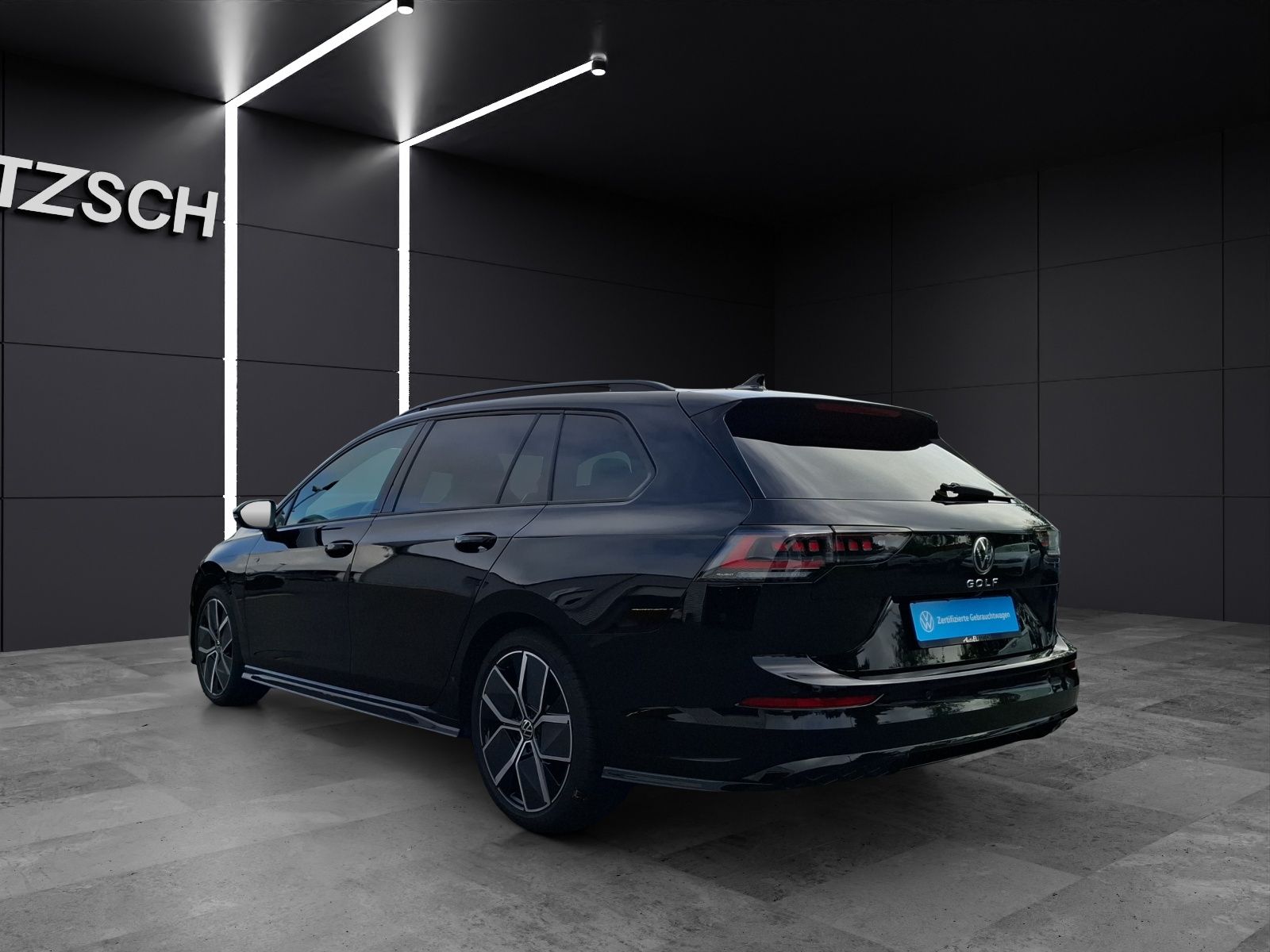 Fahrzeugabbildung Volkswagen Golf VIII Variant TSI R-Line Matrix AHK Navi AID