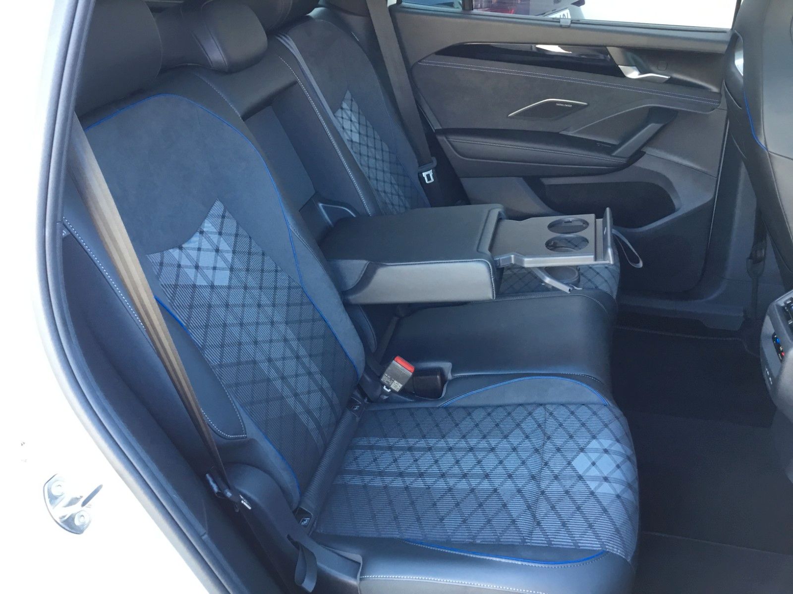 Fahrzeugabbildung Volkswagen Tayron 2.0TDI DSG 4M R-Line+Standh.+AHK+Pano+20"
