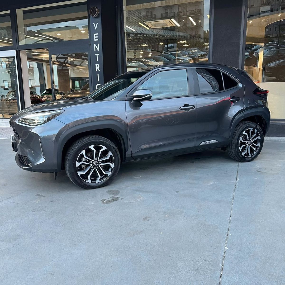 Other Toyota Yaris Cross 1.5 Hybrid 5p. E-CVT AWD-i Or imagem 2