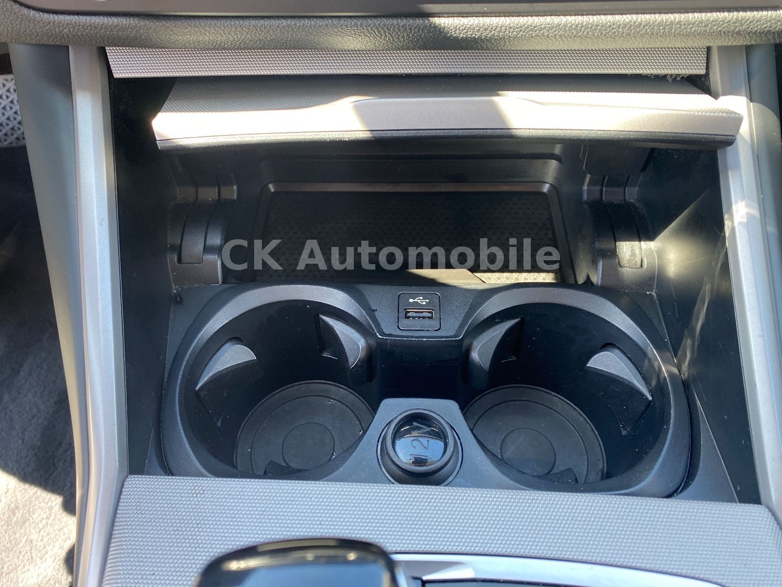 Fahrzeugabbildung BMW 318d Touring Advantage/LiveCockpit/Navi/Laser/AH