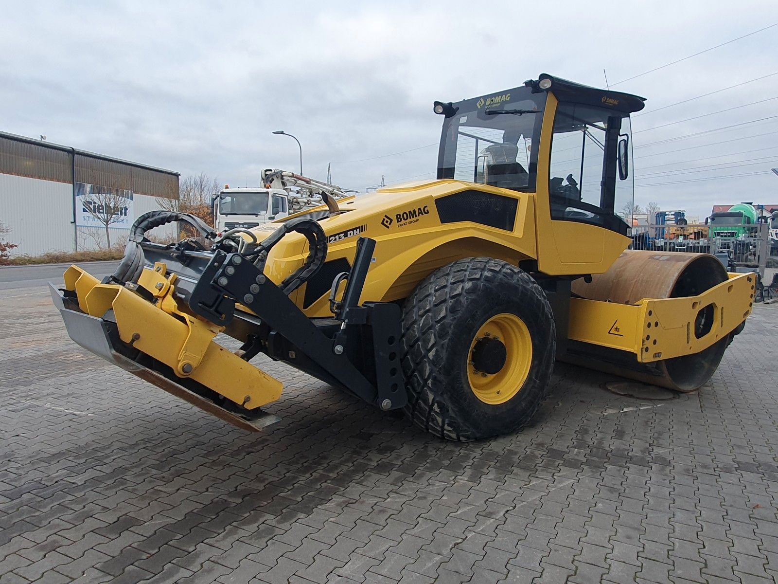 Fahrzeugabbildung BOMAG BW 213 DH / nur 1.087h / Plattenanbauverdicht