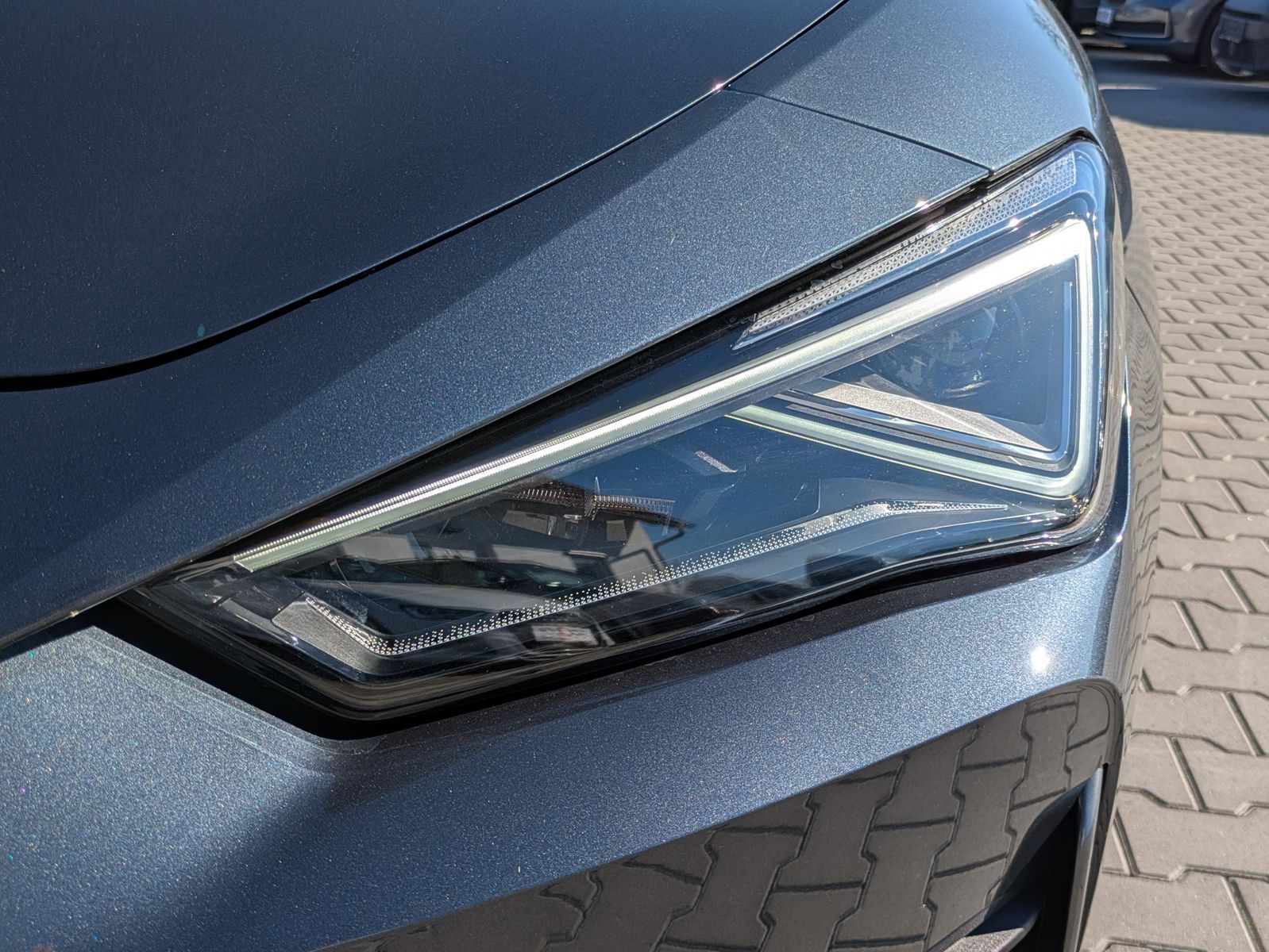 Fahrzeugabbildung CUPRA Leon 1.5 eTSI DSG MATRIX-LED*AHK*ACC*KAMERA*18"