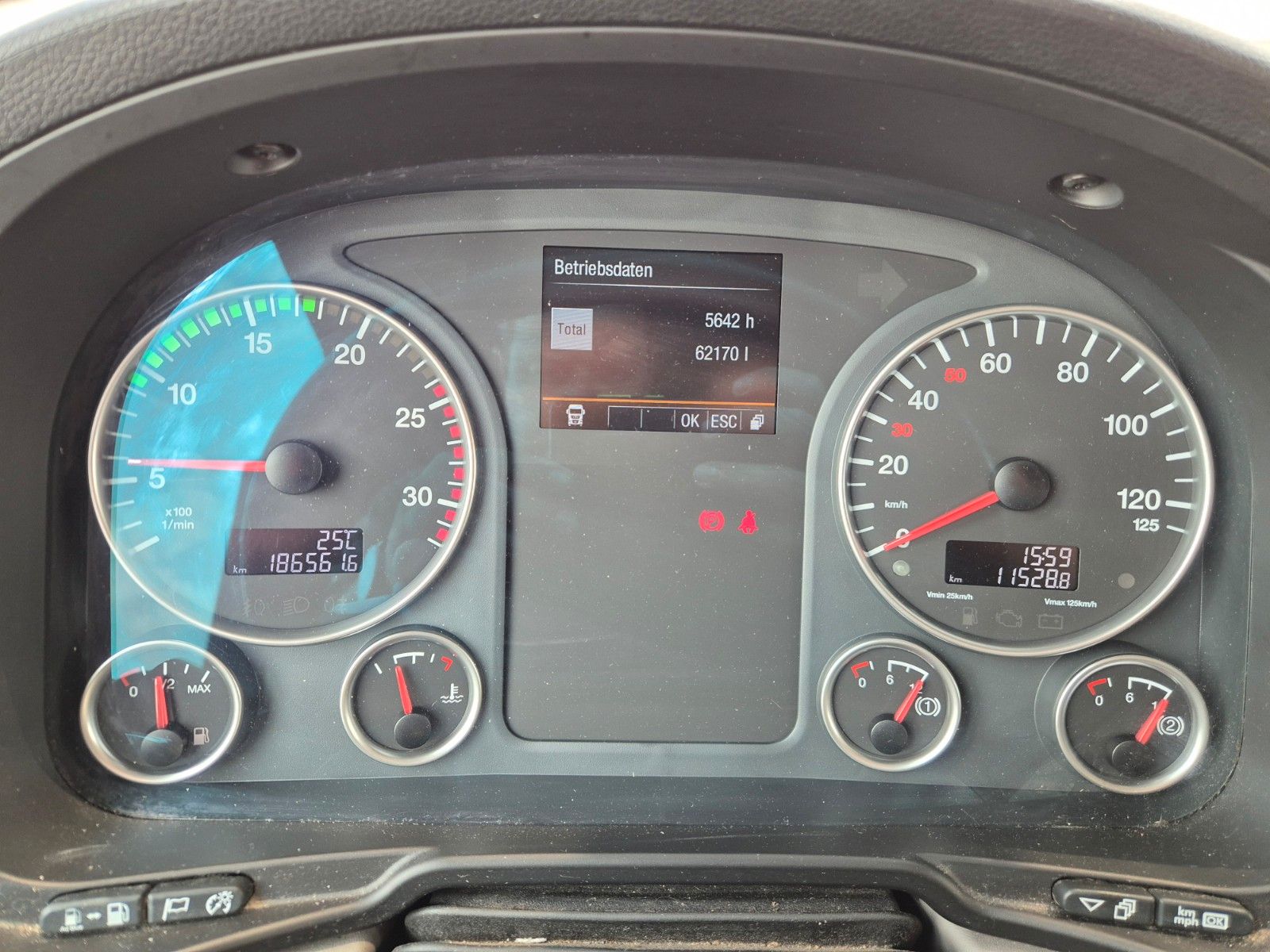 Fahrzeugabbildung MAN TGS 26.420 6x2-4 LL Hiab 177K PRO 2 Stück