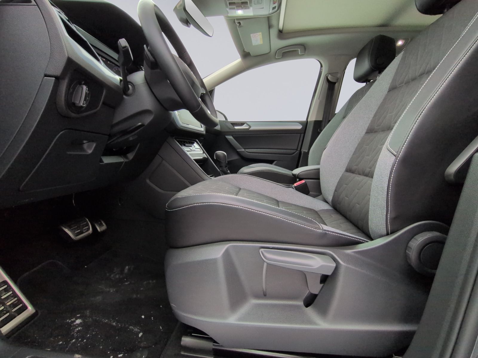 Touran R Line 1.5 TSI DSG 7Sitzer+AHK+PANO+MATRI