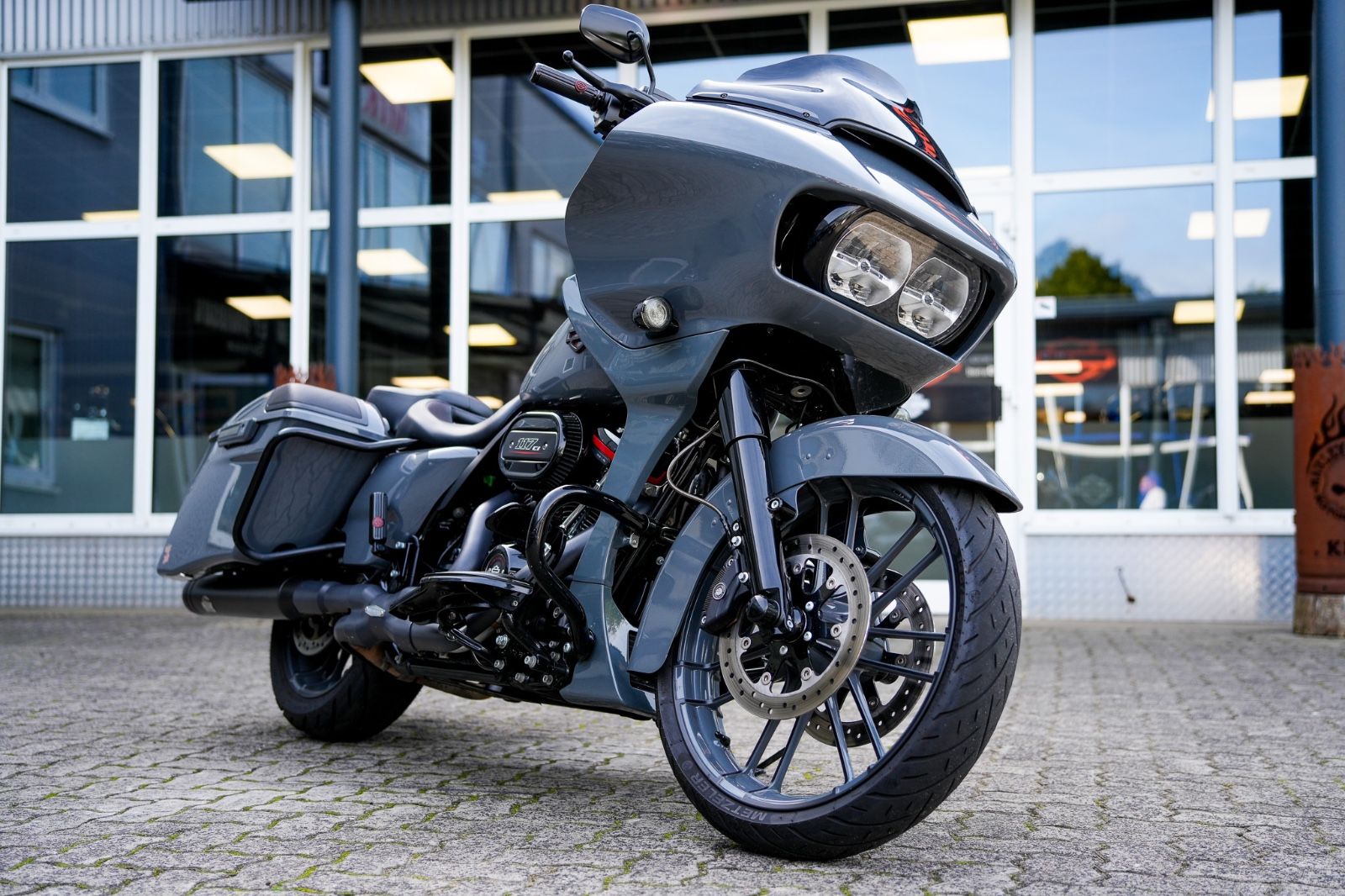 Fahrzeugabbildung Harley-Davidson FLTRXSE CVO Road Glide - JEKILL & HYDE -