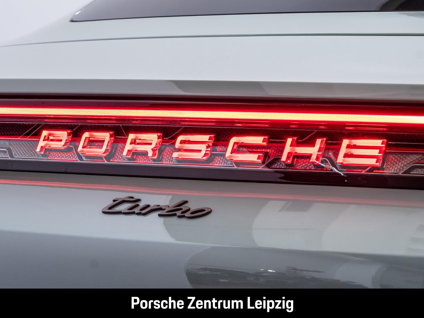 Porsche Taycan Turbo Burmester ActiveRide Nachtsicht