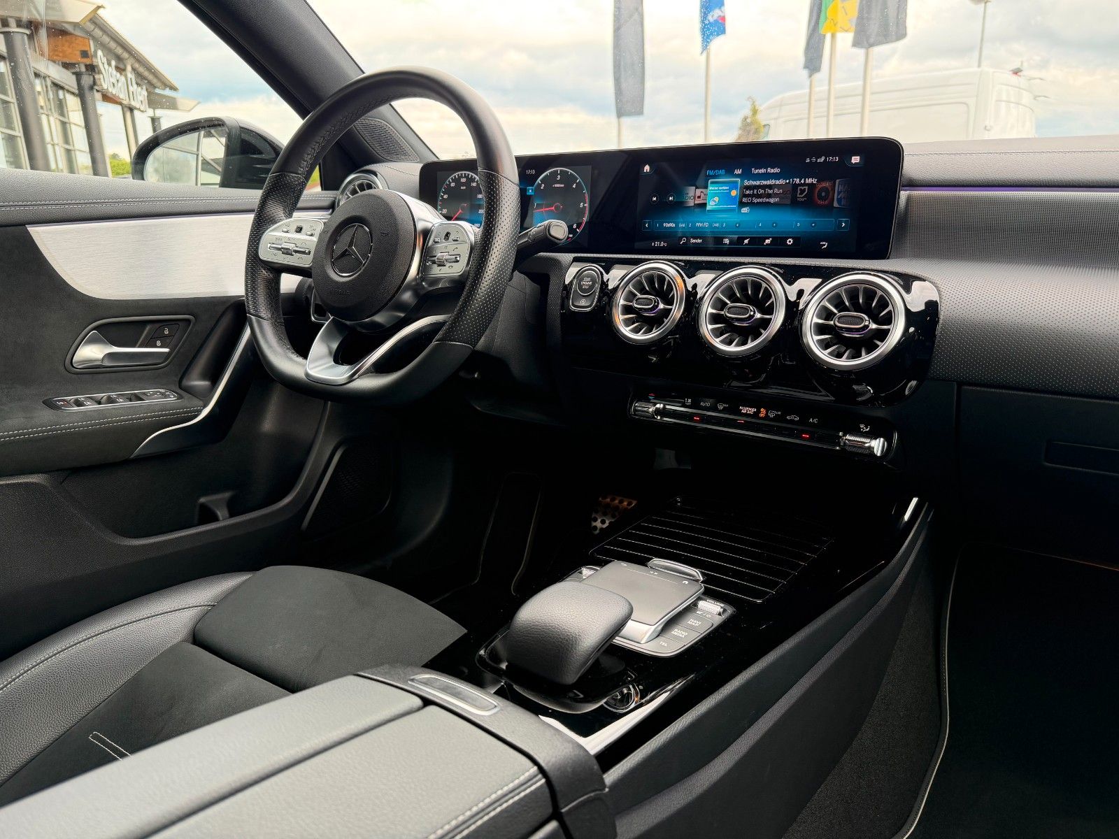 Fahrzeugabbildung Mercedes-Benz A 200 d Edition AMG Night+Ambiente+Distr+MBUX+19