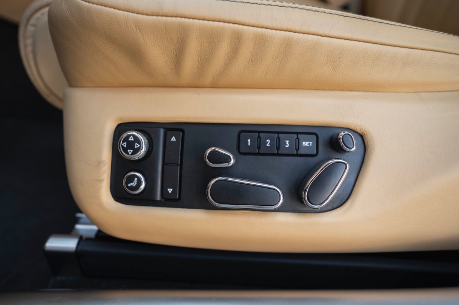 Fahrzeugabbildung Bentley Flying Spur 6.0 W12 Autom. Bixenon NAVI PDC KAM