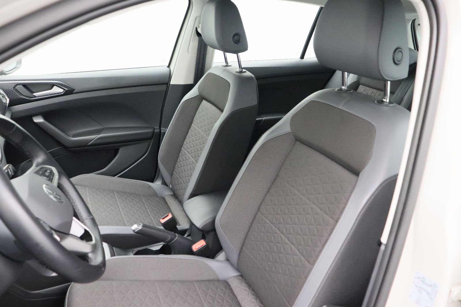 Fahrzeugabbildung Volkswagen T-Cross Navi LED AppleCar Einparkhilfe v+h