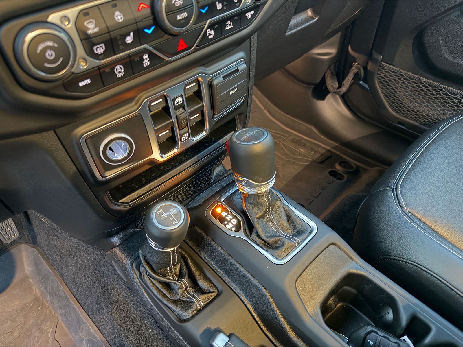 Fahrzeugabbildung Jeep Gladiator Overland 4WD/VOLL/NEUWAGENZUSTAND/