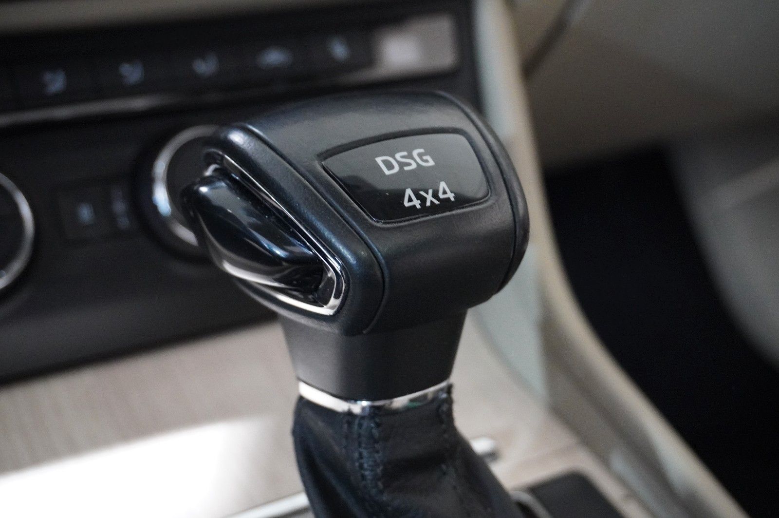 Fahrzeugabbildung SKODA Superb Lim. 2.0 TSI L&K 4X4 DSG NAVI/KAMERA/AHK