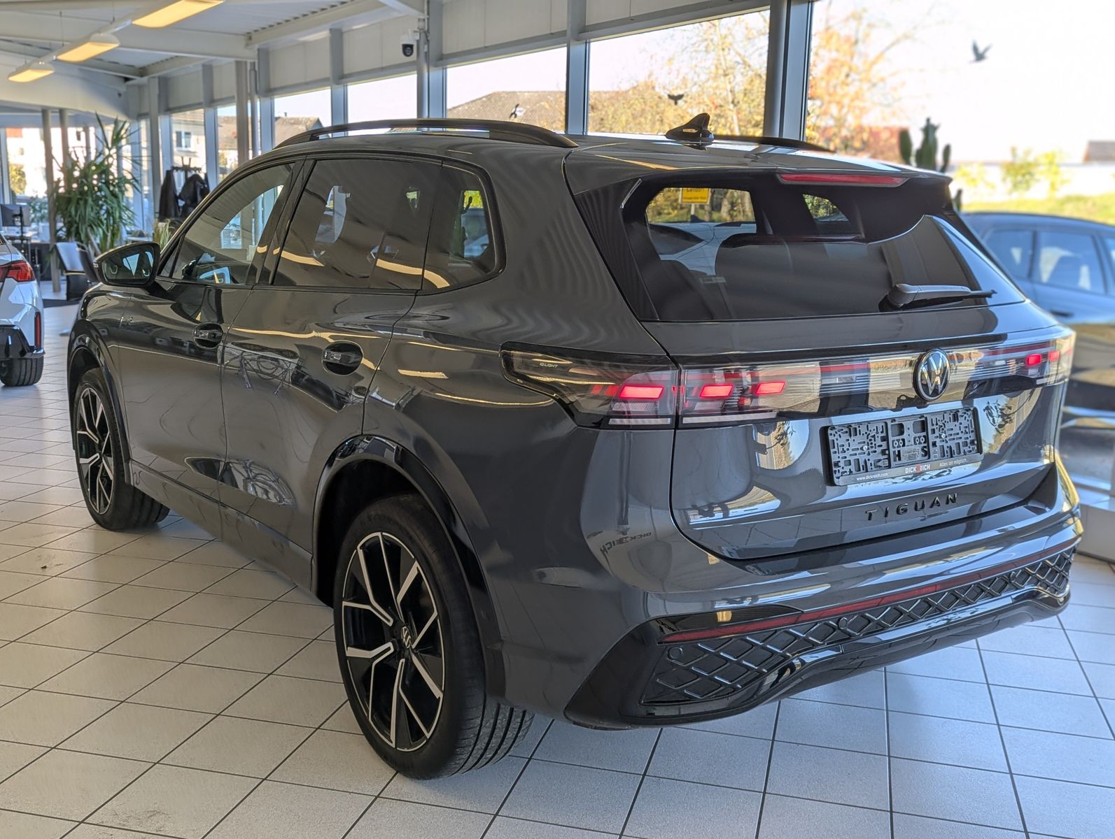 VW Tiguan 2.0TDI R-Line 4M Pano Black AHK Matrix 20 - Image 5